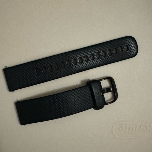 Garmin vivoactive 4S matte black watch band - Picture 2 of 3